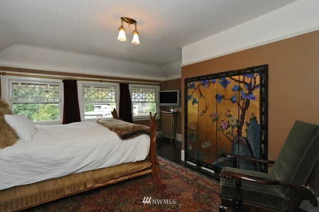 Building Photo - Big Charm in Madison Valley 4 bd 3 ba