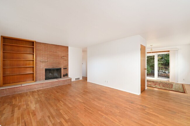 Building Photo - Spacious 4BR/2 BA Home in Quiet North-End ...