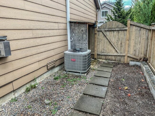 Building Photo - 3 Bed 2.5 Bath 2 Car Garage 1493sf Low maintenance yards. Prime Location.