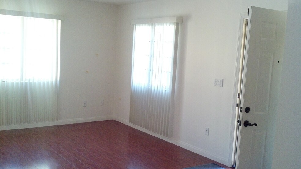 Building Photo - 2040 Glenwood Rd