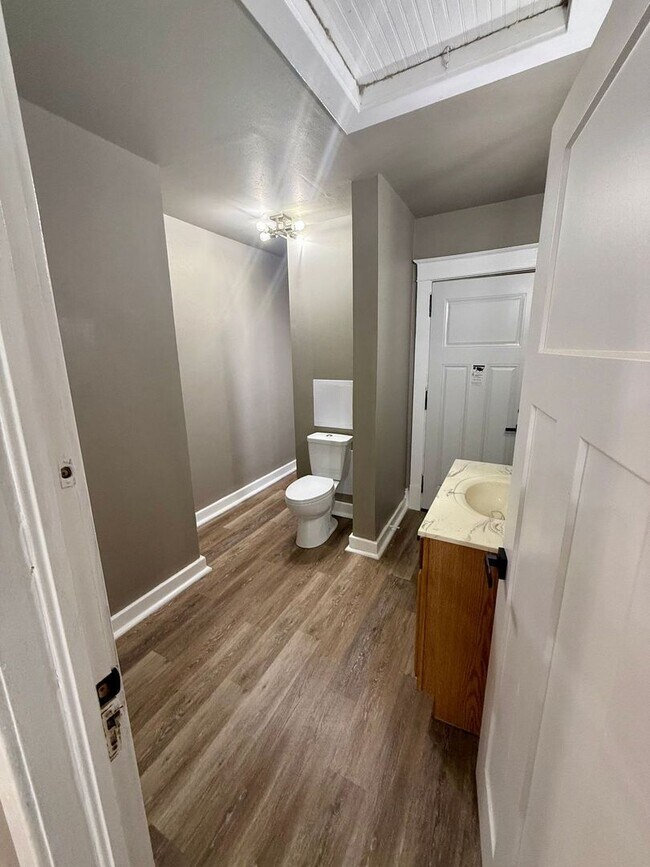 Building Photo - 709 Henrietta St