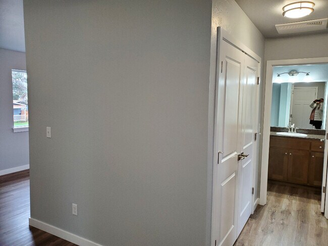 Building Photo - 220 Cheryl Ln