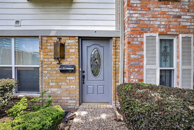 Building Photo - 10383 Briar Forest Dr
