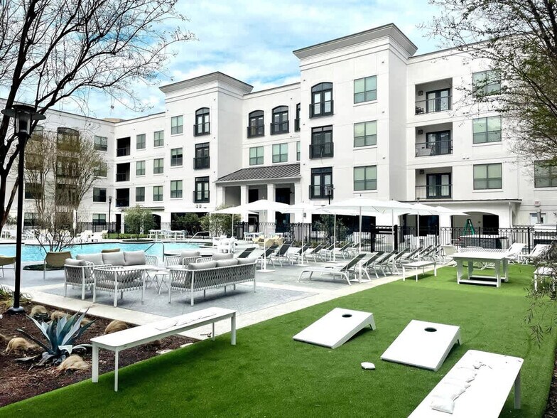 Building Photo - 2137 Pelham Dr