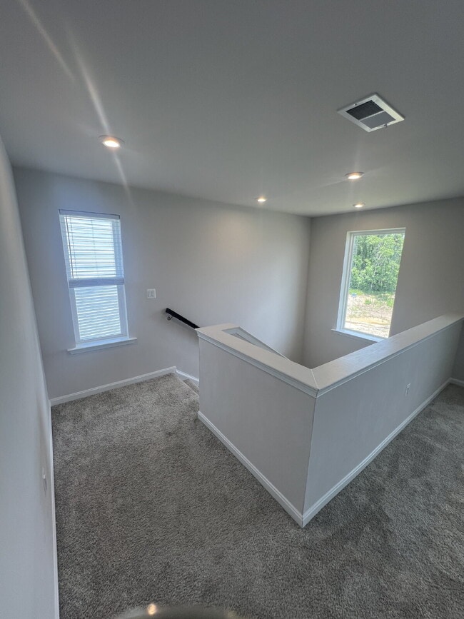 Building Photo - Spacious 3-Bedroom Rental in Sought-After ...