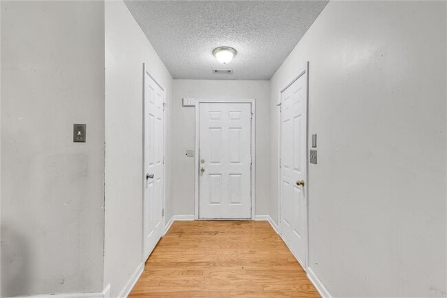 Building Photo - 6300 Hickory Ln Cir