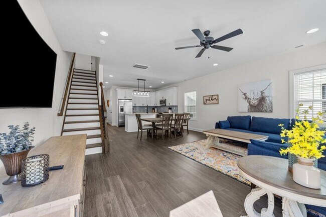 Building Photo - Salisbury Townhome w/ Garage