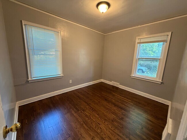 Building Photo - SECTION 8 ONLY  3 Bedroom 1 Bath For Lease