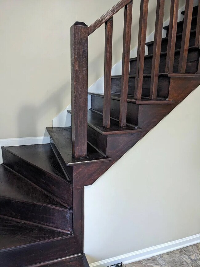 Building Photo - Room in House on Karl Ct