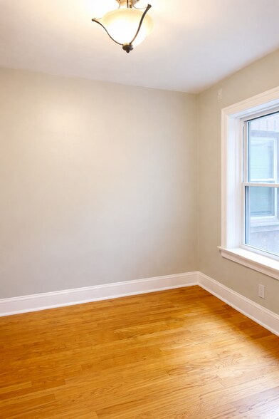 Building Photo - 2302 W Sunnyside Ave