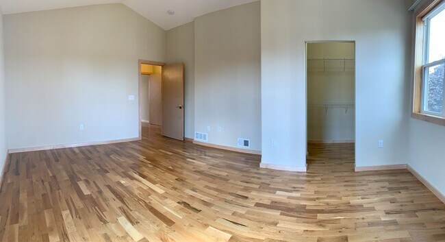 Building Photo - Bayview 2-bedroom loft style house, hardwood floors, AC, parking, fireplace