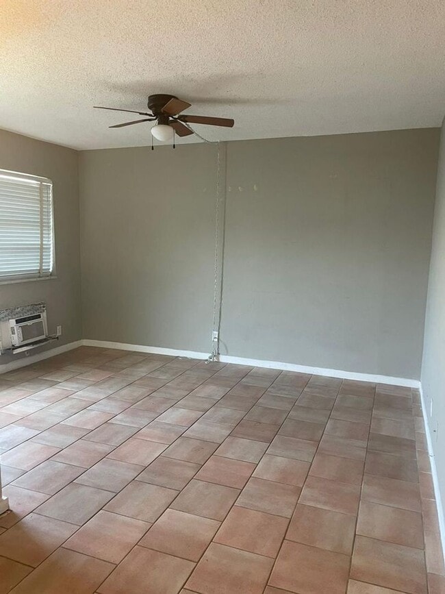 Building Photo - 702 N L St