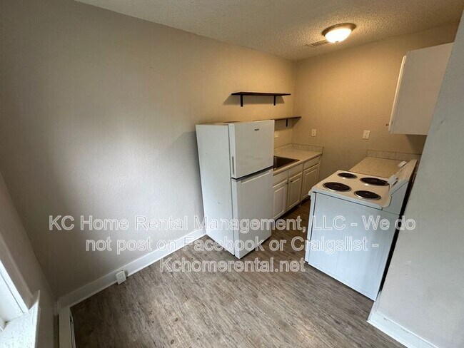 Building Photo - 305-307 N Gladstone Blvd