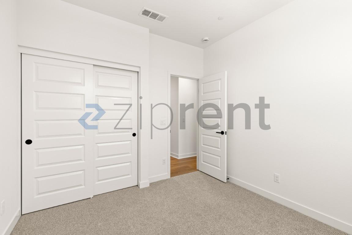Building Photo - Unit