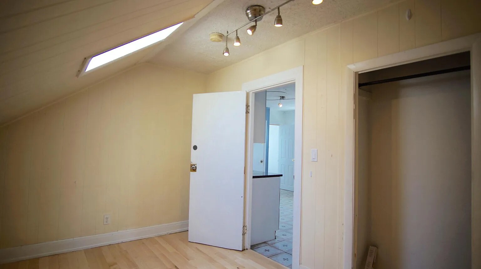 Building Photo - 48 America St