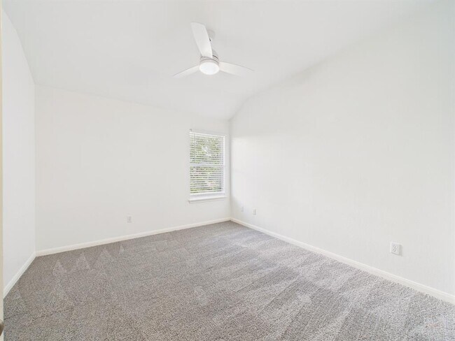 Building Photo - 18816 Sandy Shore Dr
