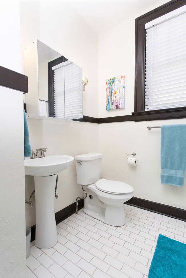 Building Photo - Midtown Duplex