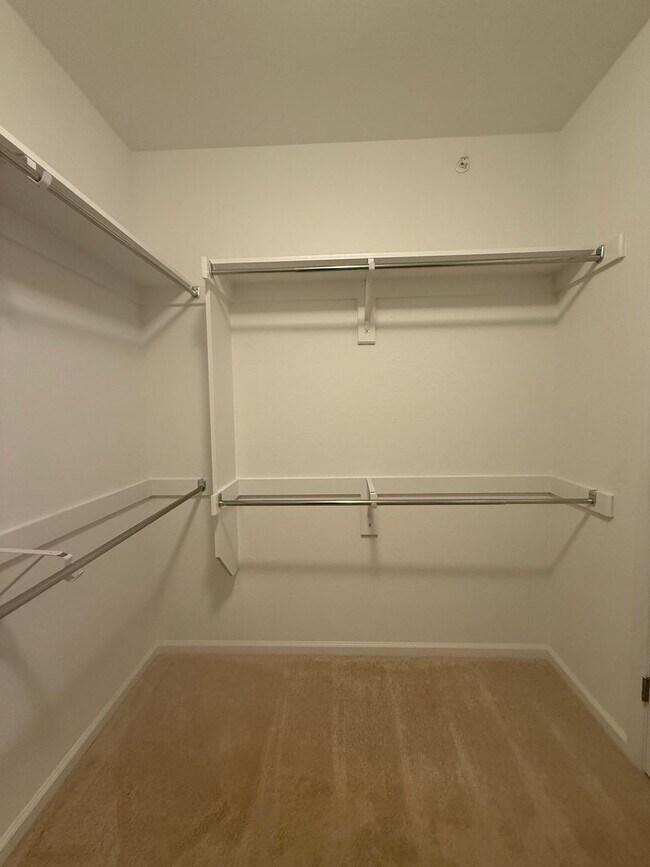 Building Photo - Top-Floor Corner Condo in Virginia Beach