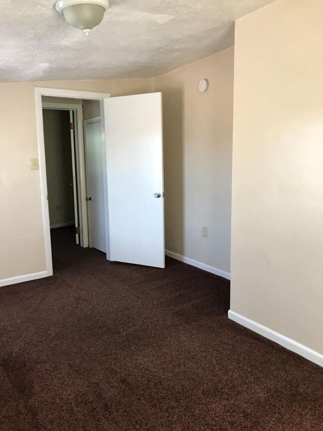 Building Photo - South Side Flats 3 Bedroom House