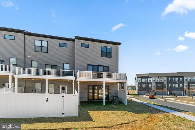 Building Photo - 720 Glenn Lk Dr