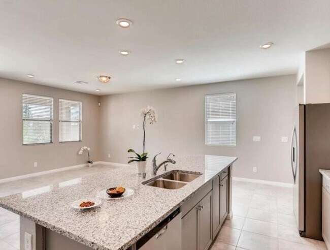 Building Photo - ADORABLE HOME IN SUMMERLIN!!! 5 BEDROOMS!