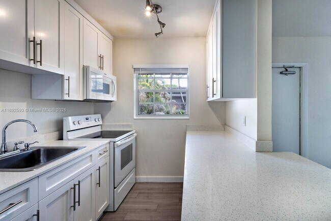 Primary Photo - 6511 Santona St