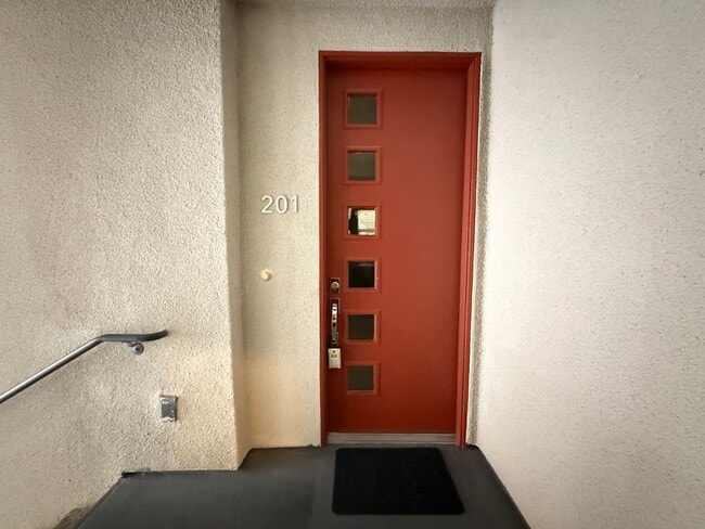 Building Photo - 2/BD 2.5/BA Luxury Gated Townhouse in Summ...