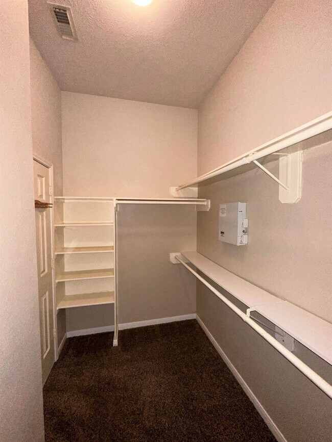 Building Photo - 3715 Crescent Dr