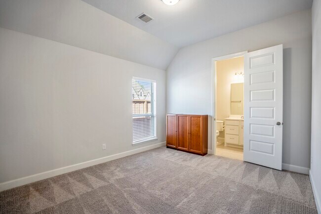 Building Photo - 7845 Charter Hill Dr