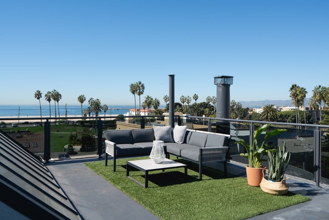 Building Photo - 6672 Vista Del Mar
