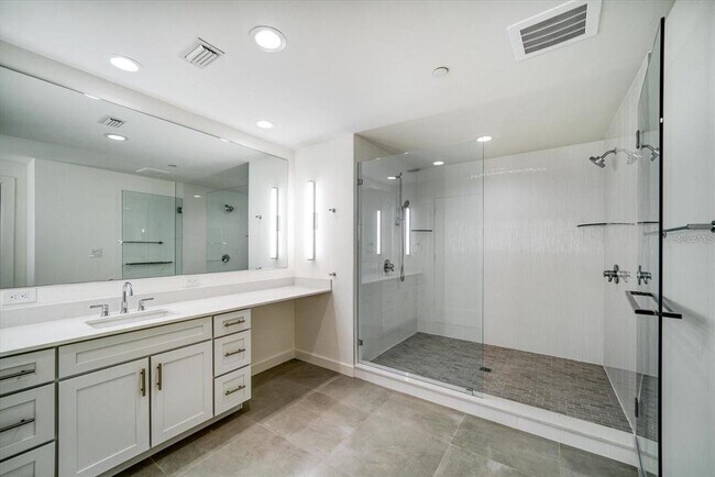 Building Photo - 920 N Osceola Ave