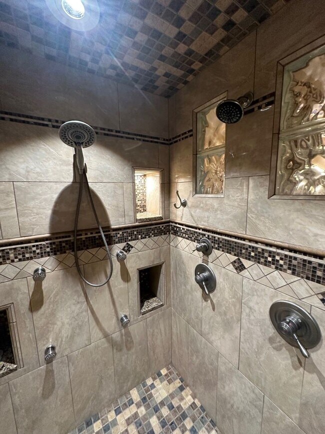 Building Photo - Beautiful 3 Bedroom, 3 Bathroom, Available...