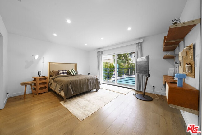 Building Photo - 848 N Las Palmas Ave