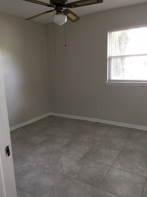 Building Photo - 659 Meadow Dr