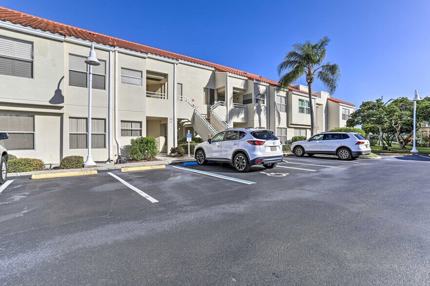 Building Photo - 6141 Bahia Del Mar Blvd S