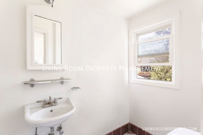 Building Photo - 5026 N Commercial Ave