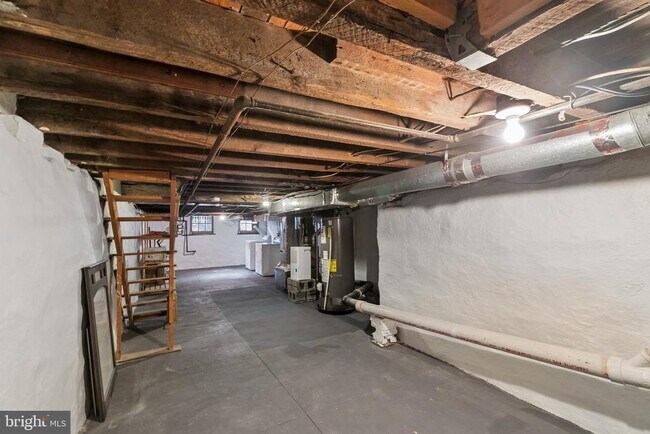 Building Photo - 621 S Bambrey St