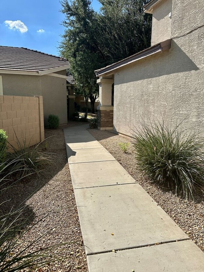 Building Photo - Completely adorable Gardens Community in G...