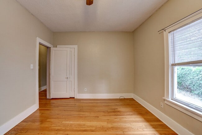 Building Photo - 2 Bed | 1.5 Bath in Midtown close to Utica Square & Cherry St!