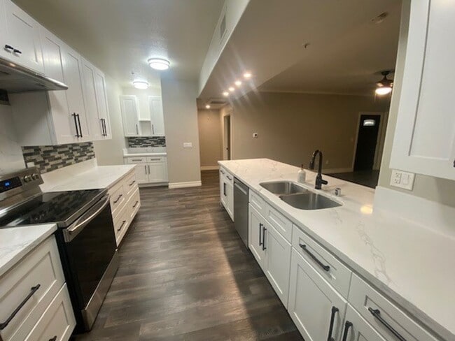 Building Photo - Upgraded Single Story First Floor Condo in Gated Community at Popular Madison Park Villas