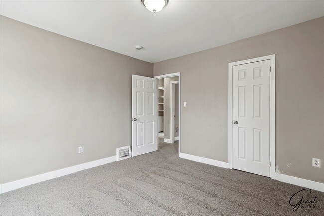 Building Photo - $1500 Large 3 bedroom home