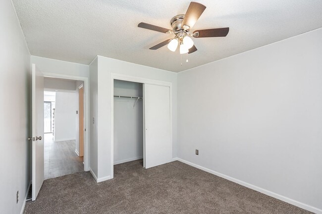 Building Photo - Shawnee Condo all redone close to Shops an...