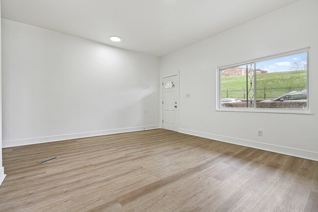 Building Photo - 198 Oneida St