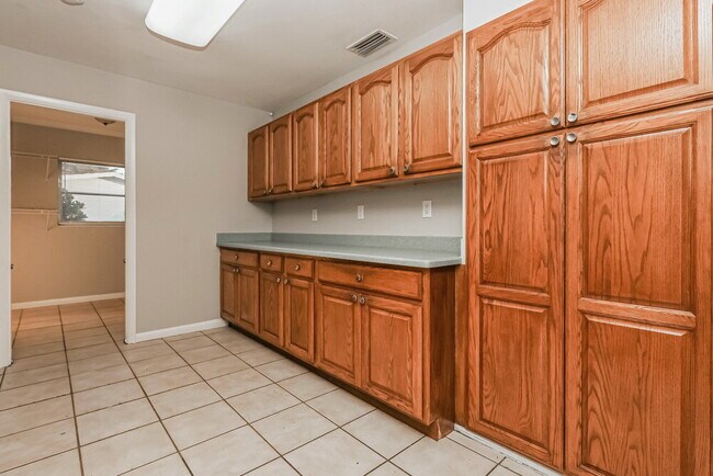 Building Photo - 344 Crestwood Ave