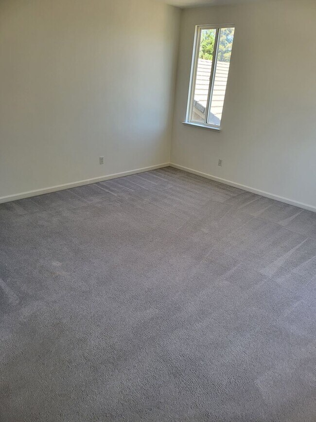 Building Photo - Three Bedroom and Three bathroom home and ...