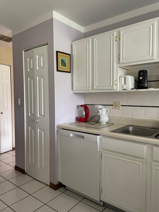 Building Photo - 1062 Bedford Dr