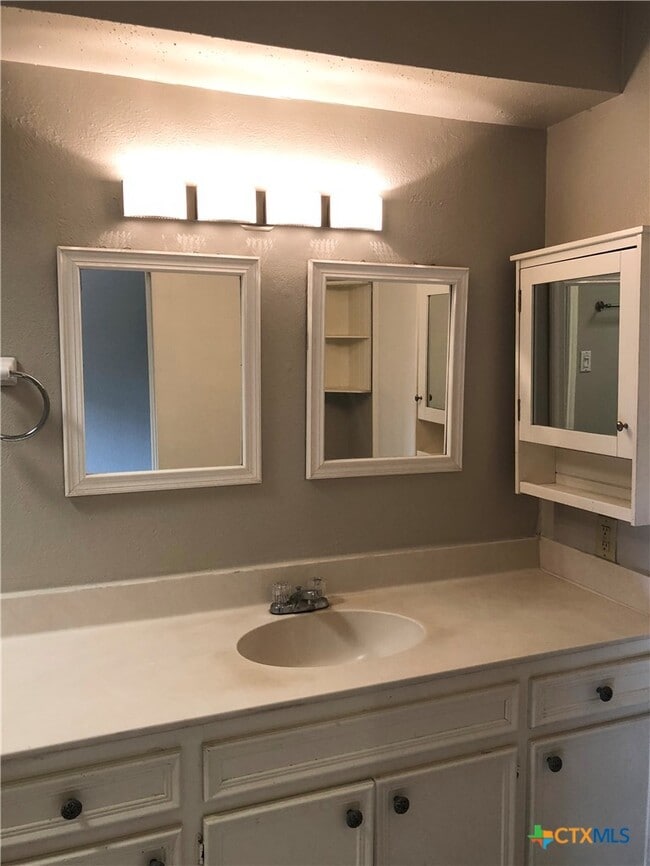 Building Photo - 615 Burleson St