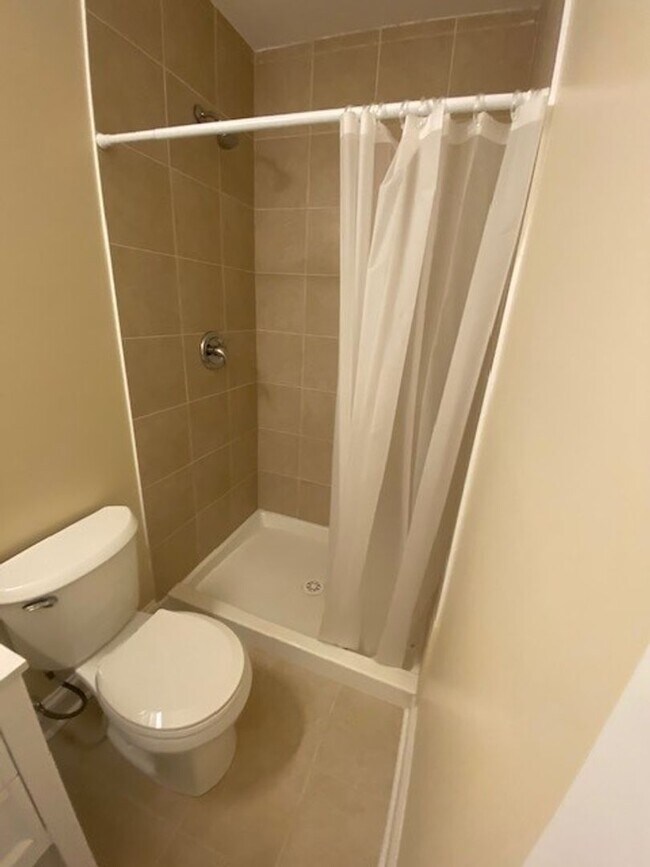 Building Photo - Introducing a charming 2-bedroom, 2-bathro...