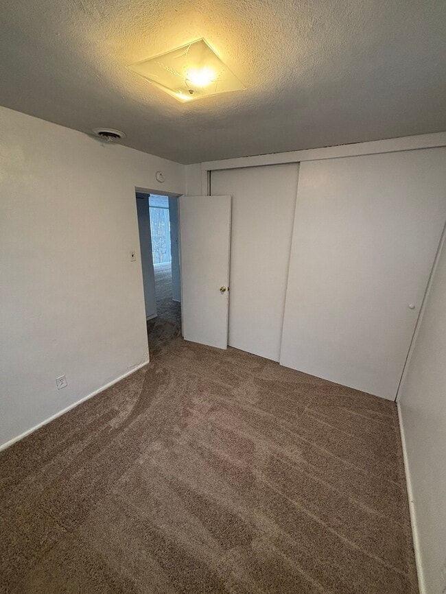 Building Photo - Lovely 3-Bedroom Home with Natural Light a...