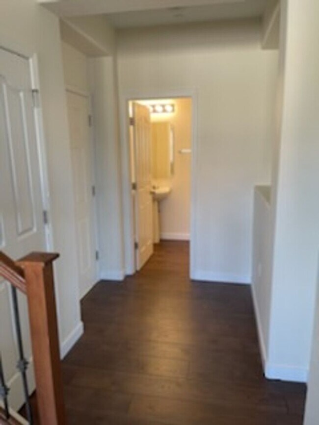 Building Photo - 3 bedroom 2.5 bathroom Townhome